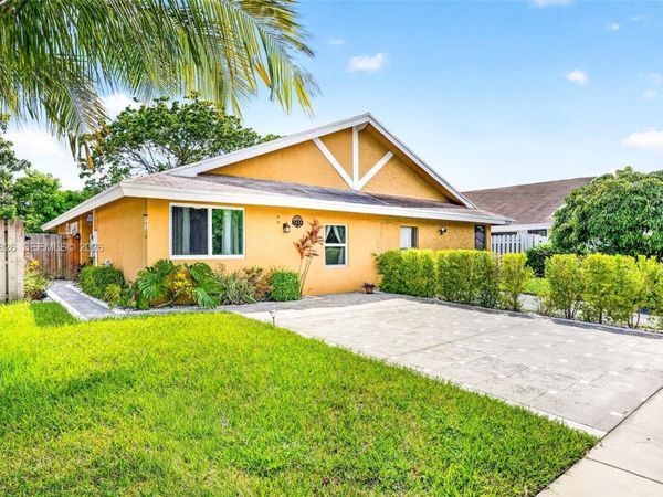 7424 SW 14th Pl, North Lauderdale, FL 33068