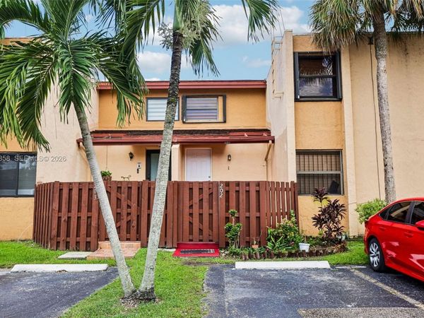 241 W Park Dr , Unit 5-202, Miami, FL 33172