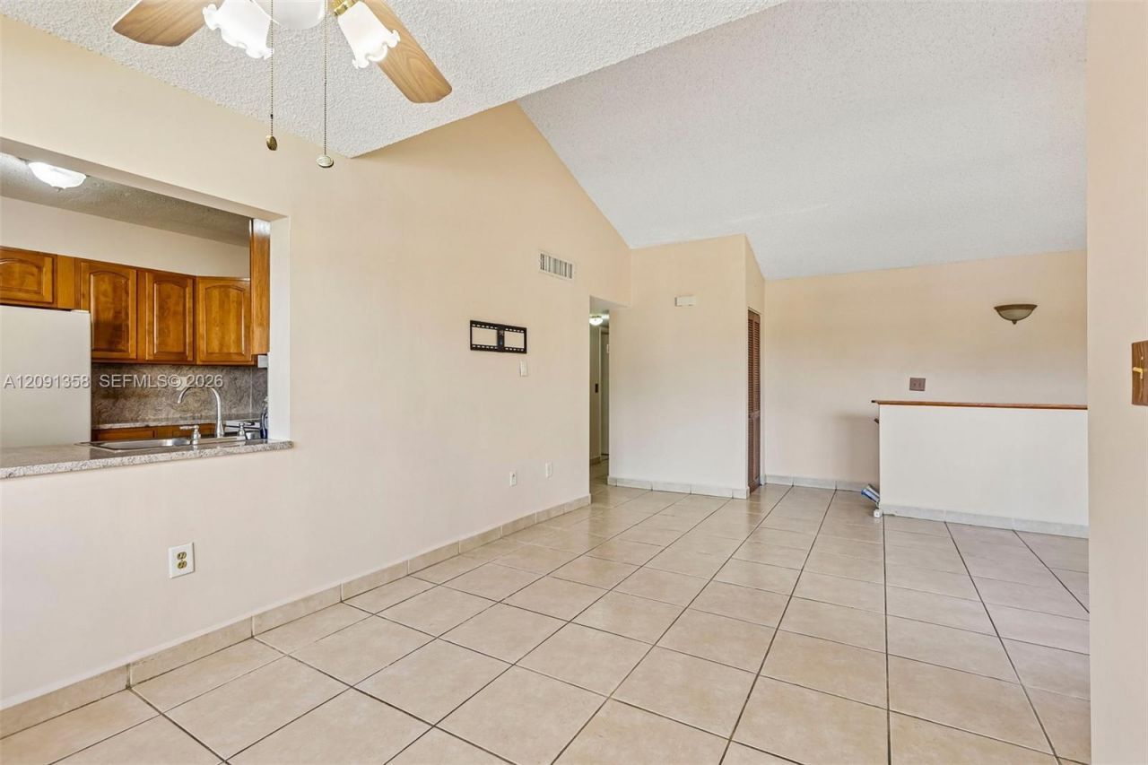 241 W Park Dr, Unit 5-202, Miami, FL 33172 Photo