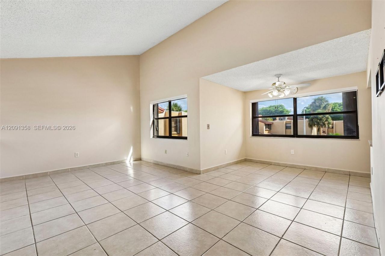 241 W Park Dr, Unit 5-202, Miami, FL 33172 Photo