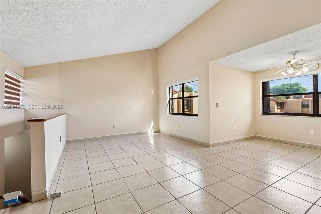 241 W Park Dr, Unit 5-202, Miami, FL 33172 Photo
