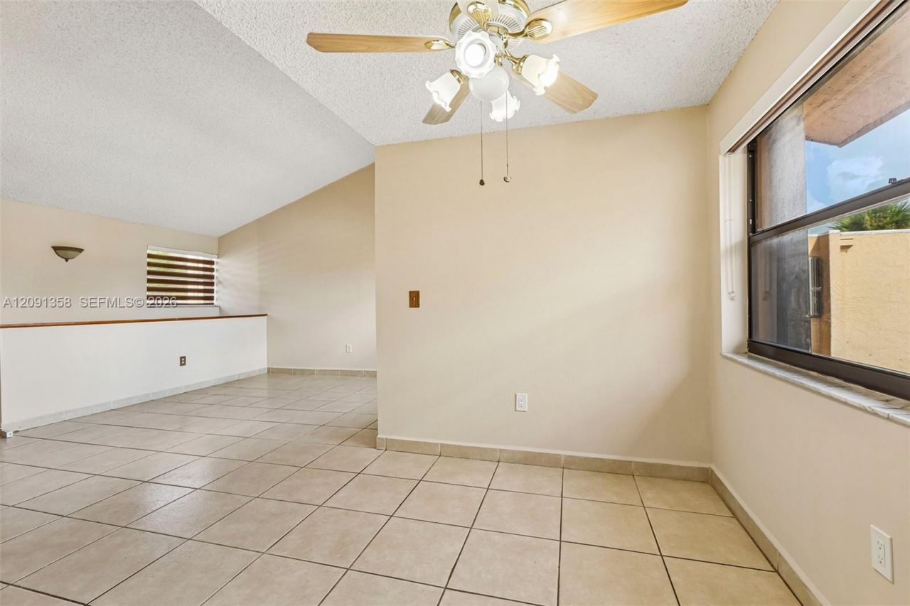 241 W Park Dr, Unit 5-202, Miami, FL 33172 Photo
