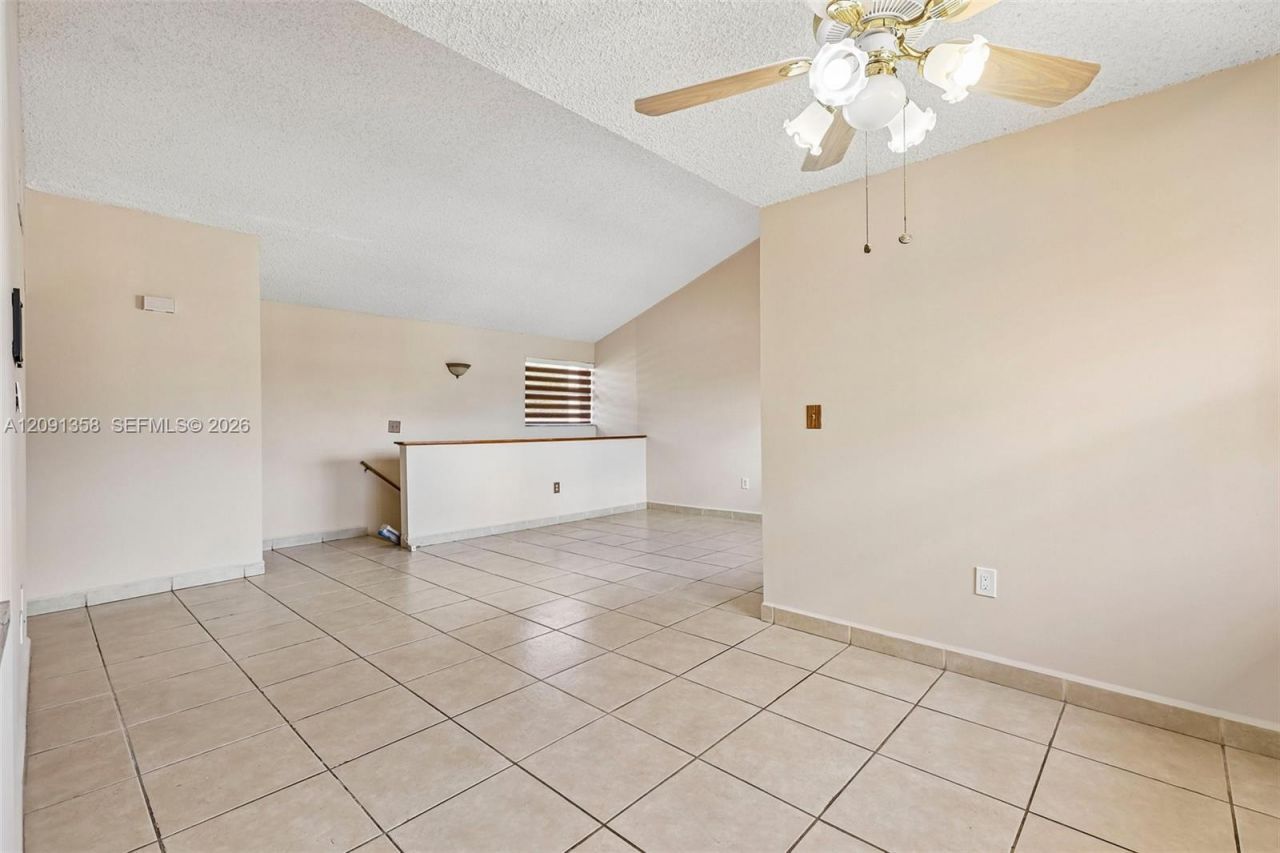 241 W Park Dr, Unit 5-202, Miami, FL 33172 Photo