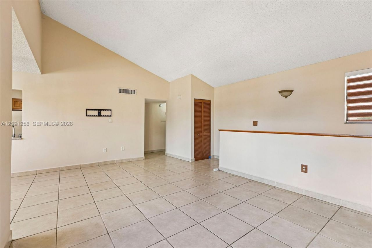 241 W Park Dr, Unit 5-202, Miami, FL 33172 Photo