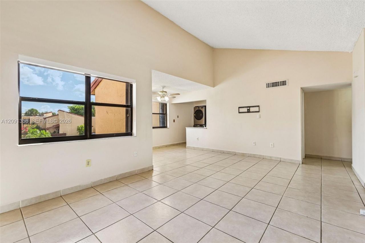 241 W Park Dr, Unit 5-202, Miami, FL 33172 Photo