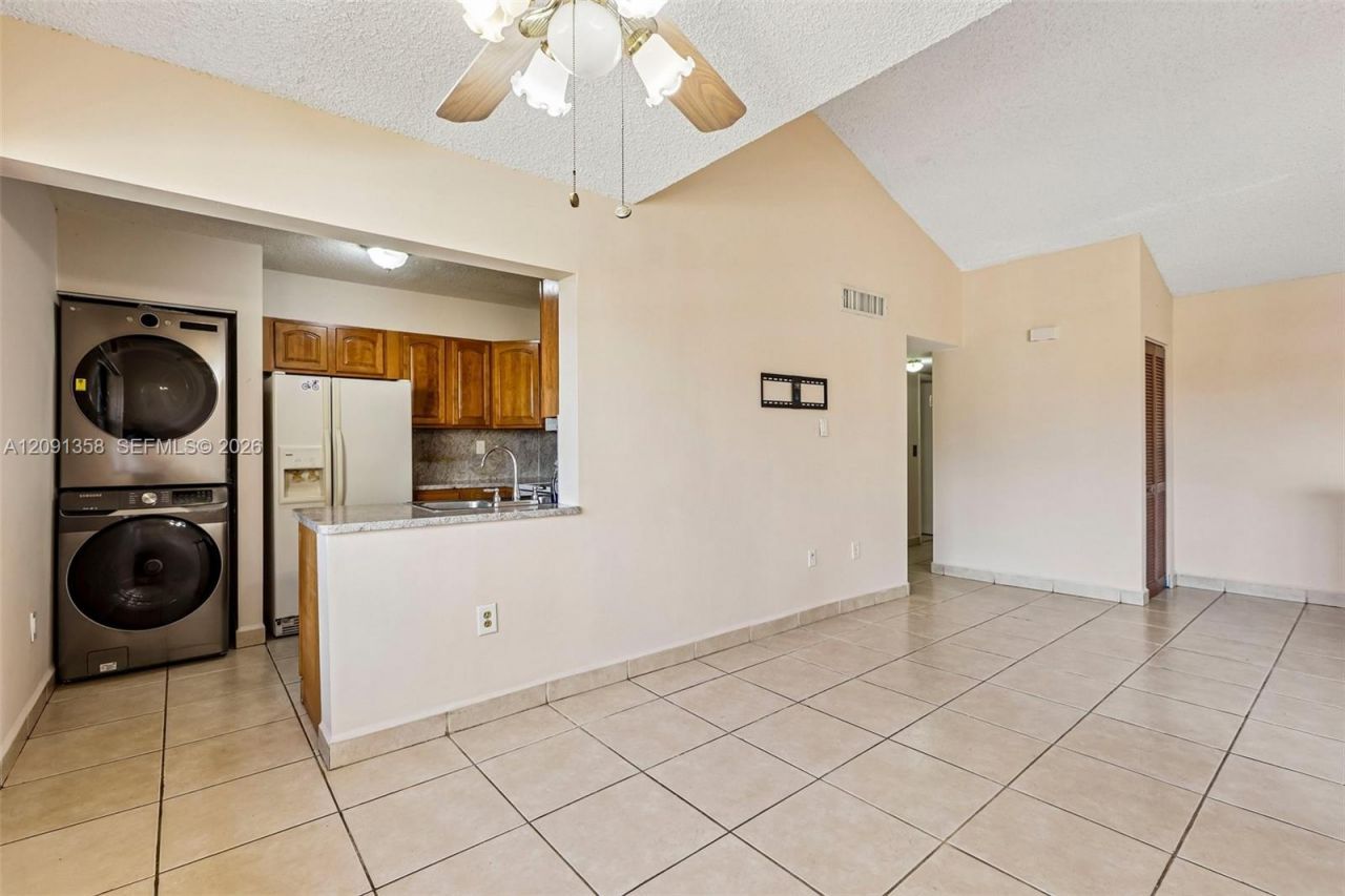 241 W Park Dr, Unit 5-202, Miami, FL 33172 Photo