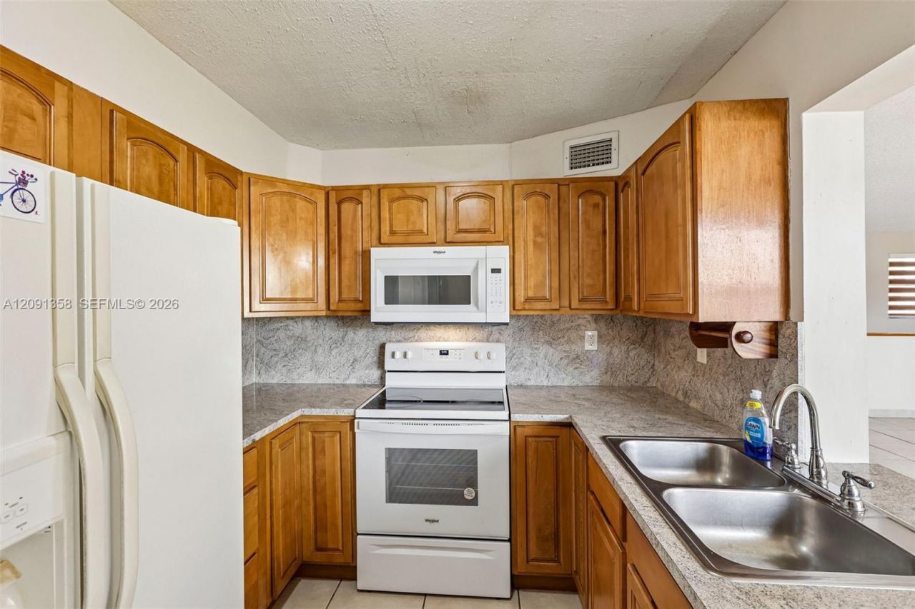 241 W Park Dr, Unit 5-202, Miami, FL 33172 Photo