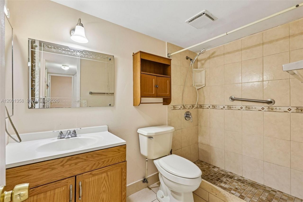 241 W Park Dr, Unit 5-202, Miami, FL 33172 Photo