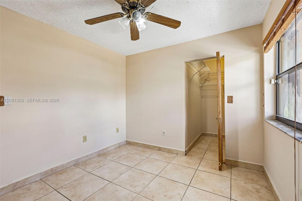 241 W Park Dr, Unit 5-202, Miami, FL 33172 Photo