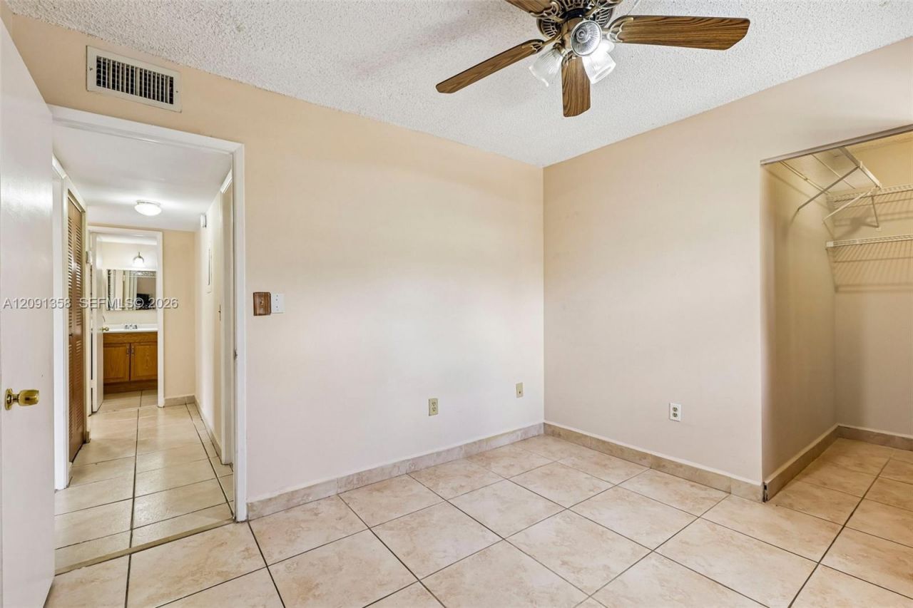 241 W Park Dr, Unit 5-202, Miami, FL 33172 Photo