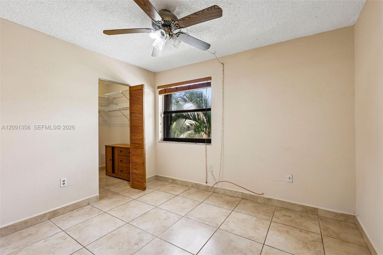 241 W Park Dr, Unit 5-202, Miami, FL 33172 Photo