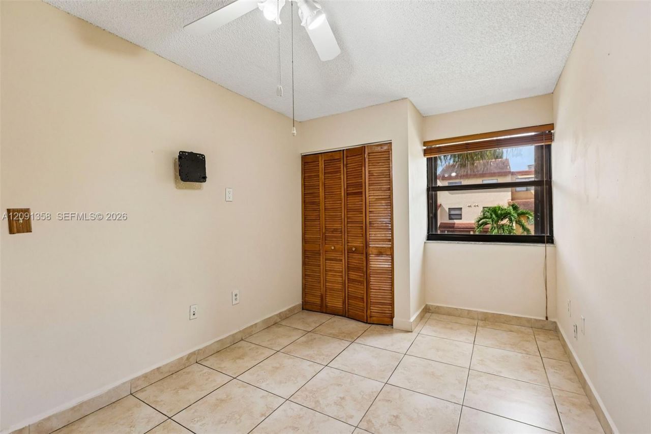 241 W Park Dr, Unit 5-202, Miami, FL 33172 Photo