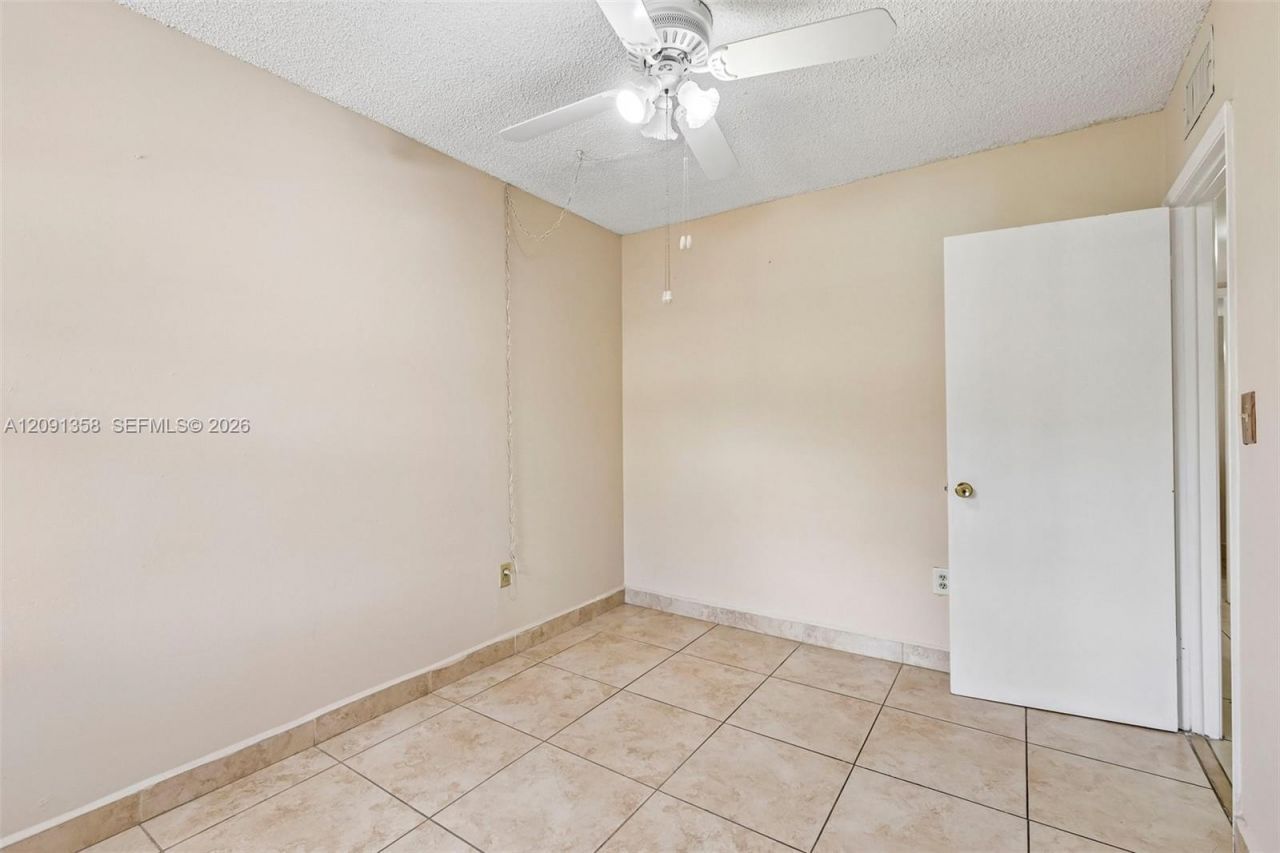 241 W Park Dr, Unit 5-202, Miami, FL 33172 Photo