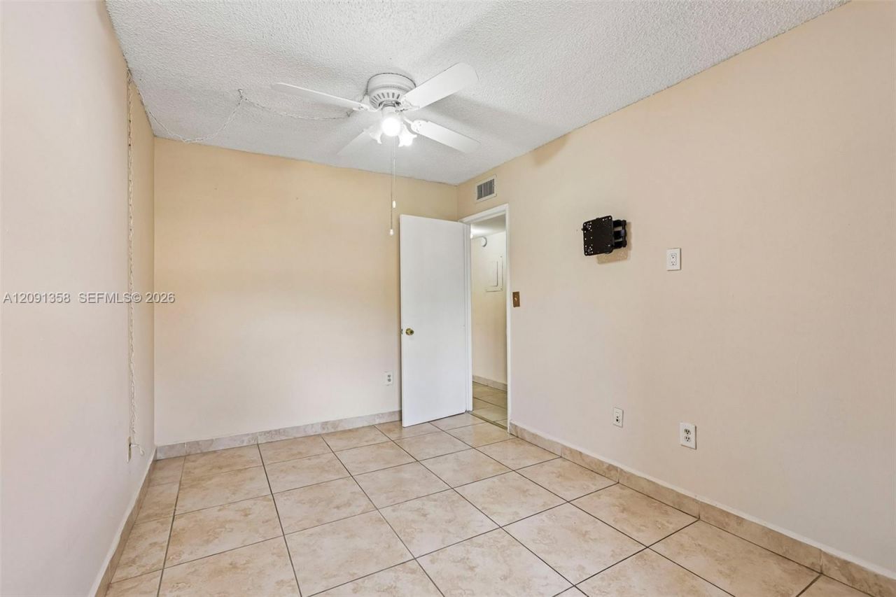 241 W Park Dr, Unit 5-202, Miami, FL 33172 Photo