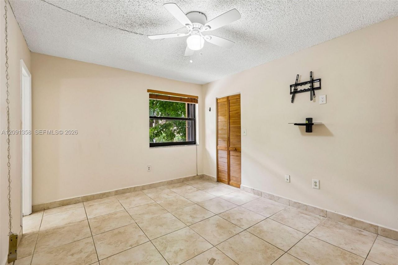 241 W Park Dr, Unit 5-202, Miami, FL 33172 Photo