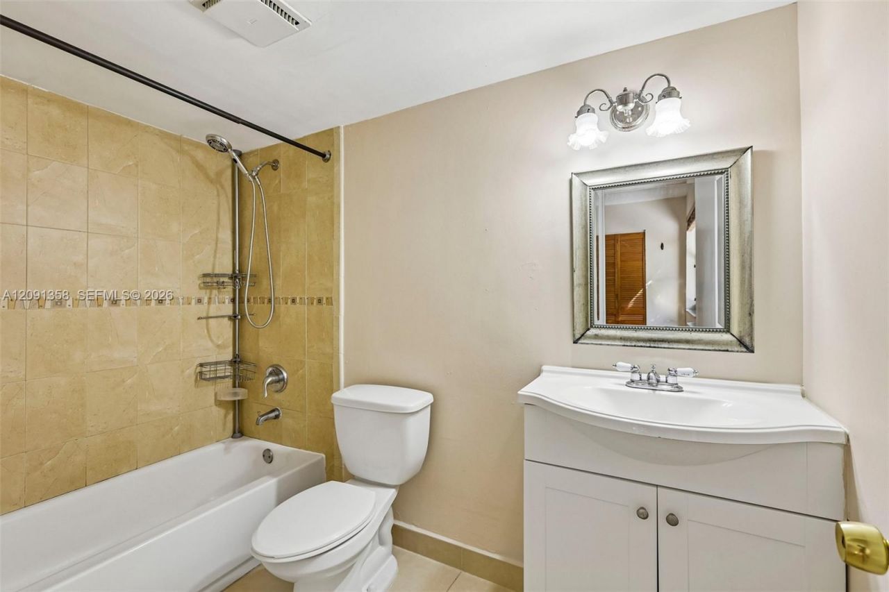 241 W Park Dr, Unit 5-202, Miami, FL 33172 Photo