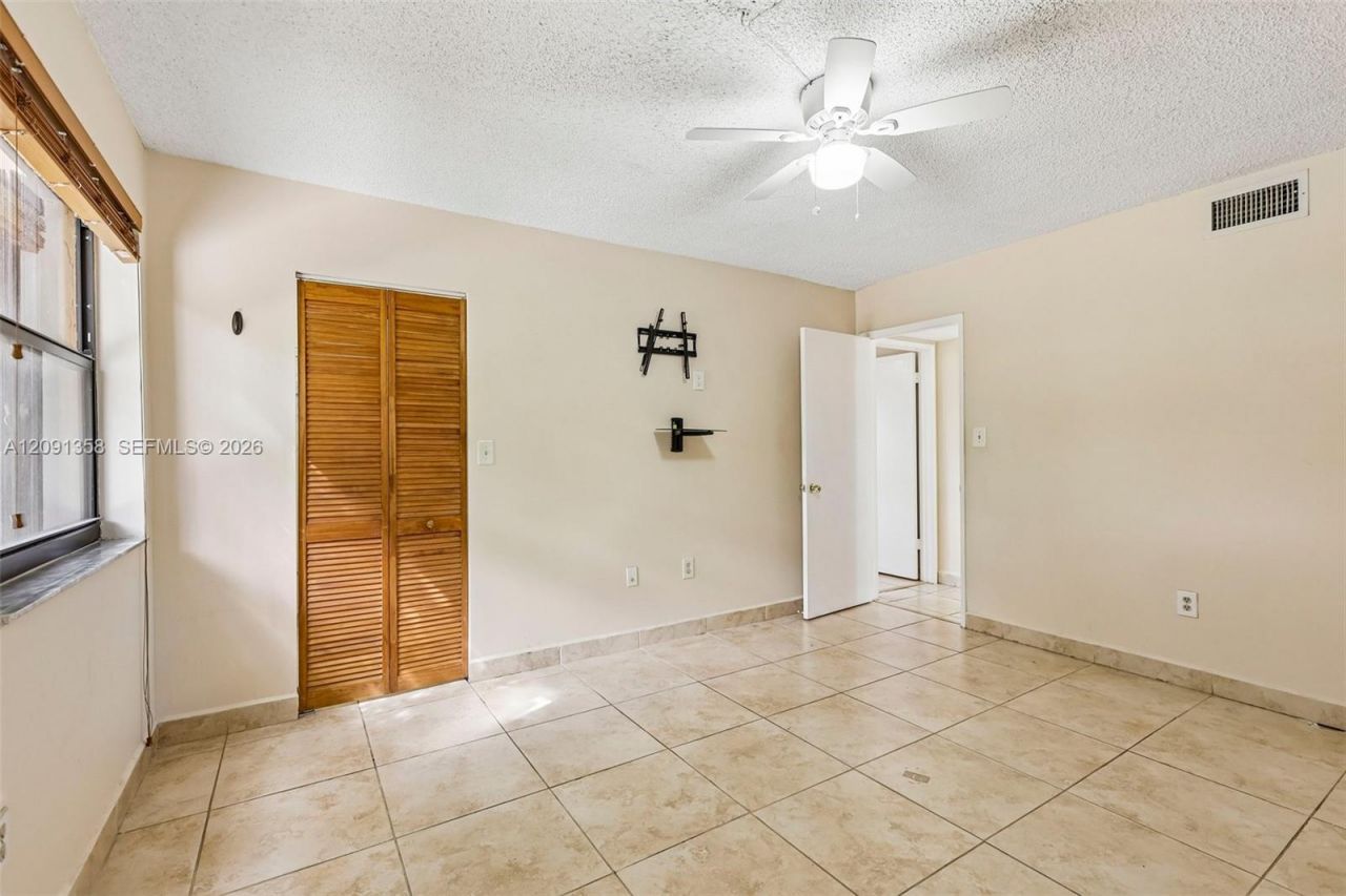 241 W Park Dr, Unit 5-202, Miami, FL 33172 Photo