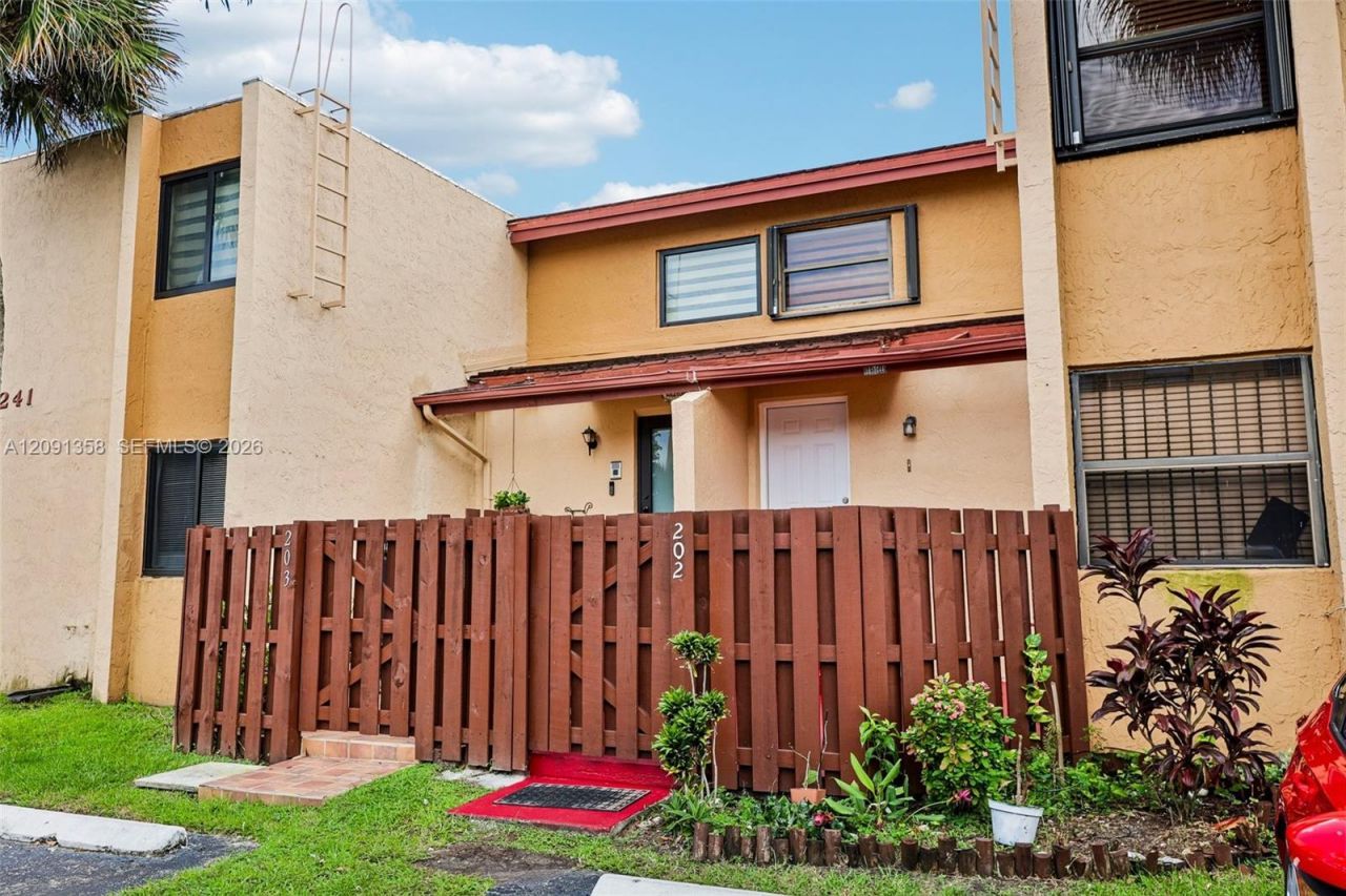 241 W Park Dr, Unit 5-202, Miami, FL 33172 Photo