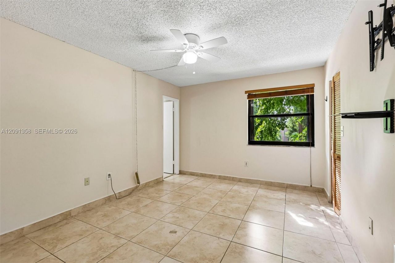 241 W Park Dr, Unit 5-202, Miami, FL 33172 Photo
