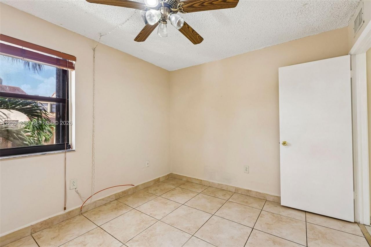 241 W Park Dr, Unit 5-202, Miami, FL 33172 Photo