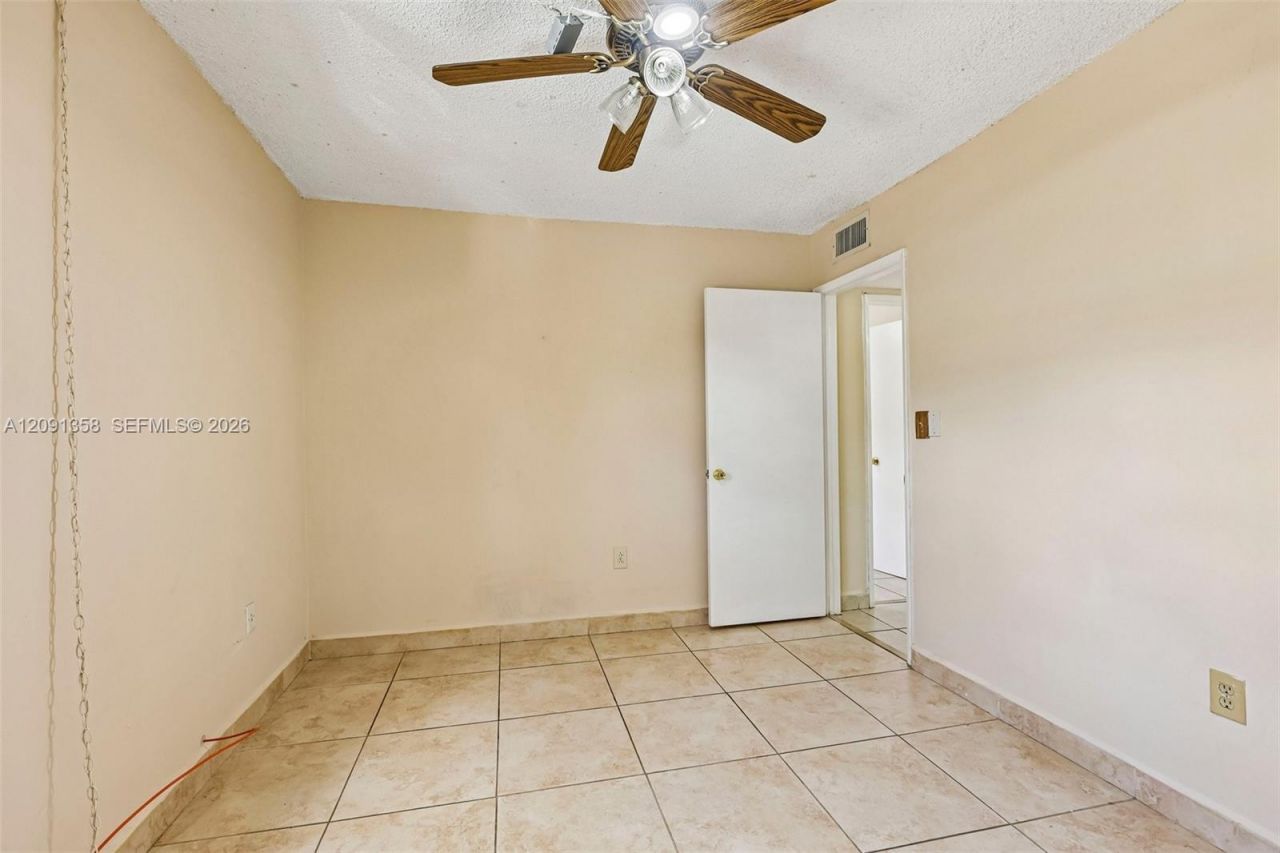 241 W Park Dr, Unit 5-202, Miami, FL 33172 Photo