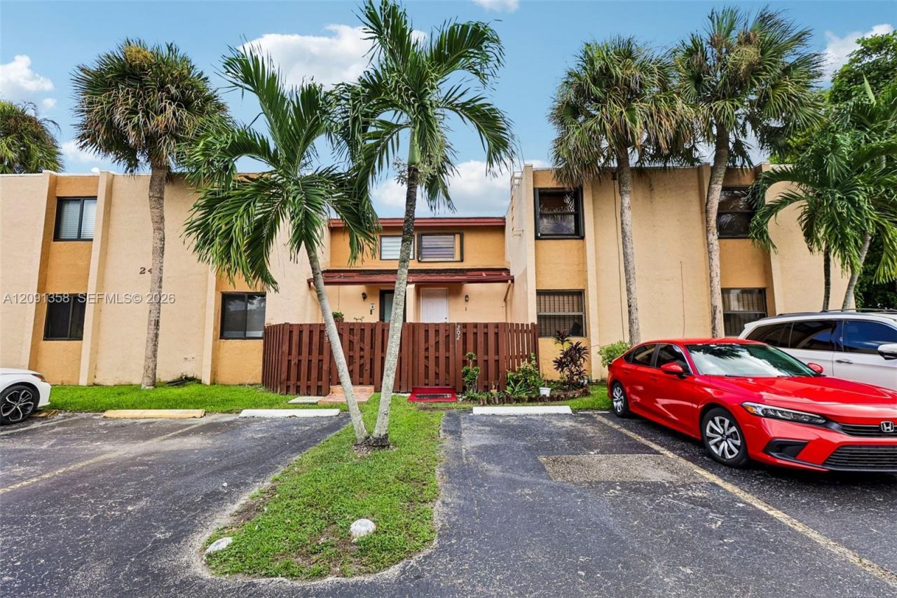 241 W Park Dr, Unit 5-202, Miami, FL 33172 Photo
