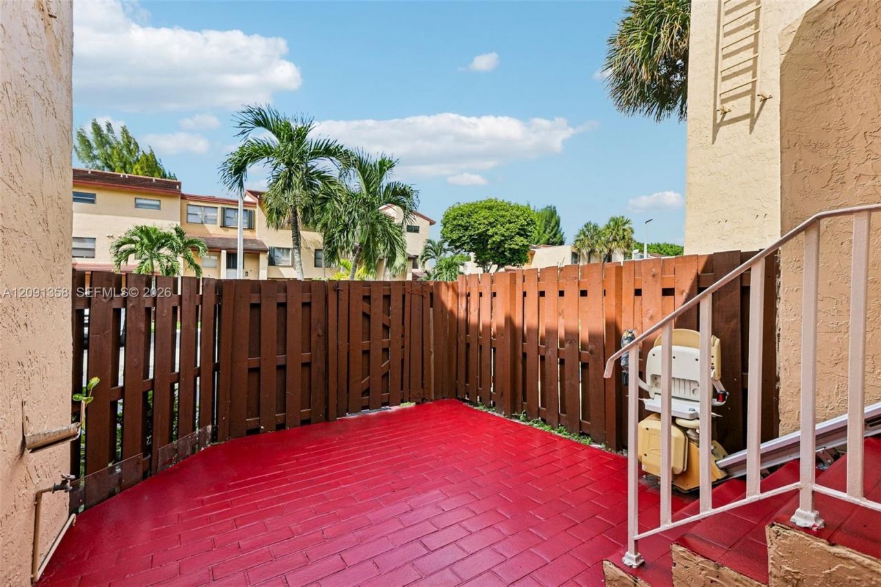241 W Park Dr, Unit 5-202, Miami, FL 33172 Photo