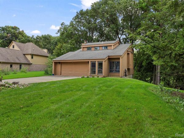 20 Lakeview Drive, Oakland Township, Mi 48370