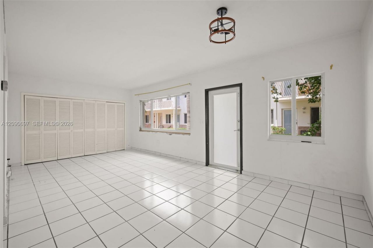 1130 Venetian Way, Unit 1D, Miami, FL 33139 Photo