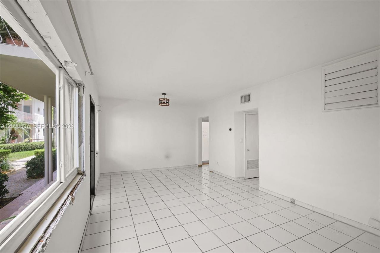 1130 Venetian Way, Unit 1D, Miami, FL 33139 Photo