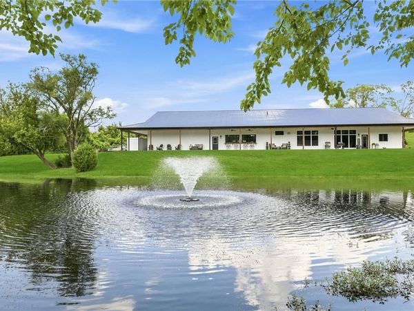12820 NW Crooked Road, Parkville, MO 64152