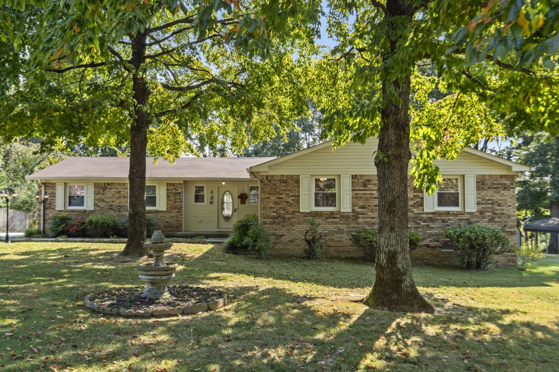 126 Robin Hood Rd, Dickson, TN 37055 Main Photo