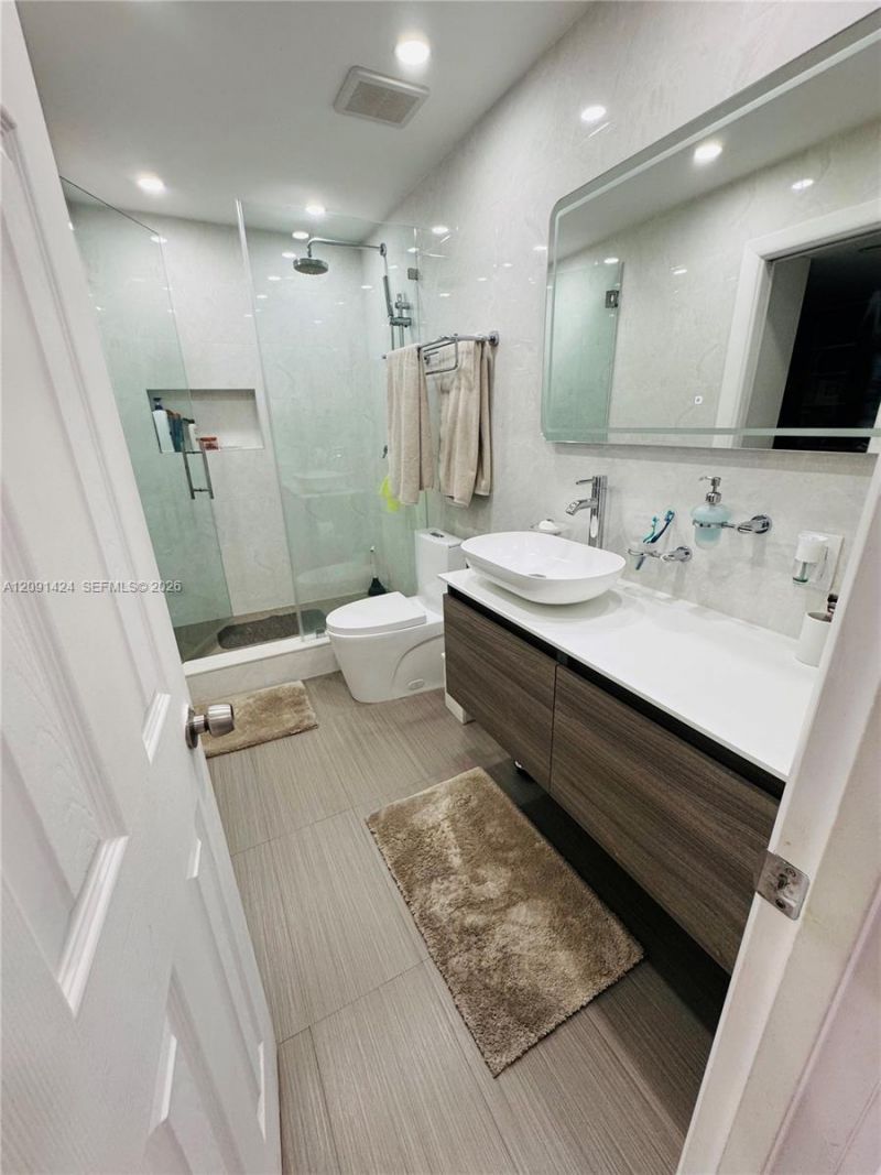 1555 W 44th Pl , Unit 214D, Hialeah, FL 33012 Photo