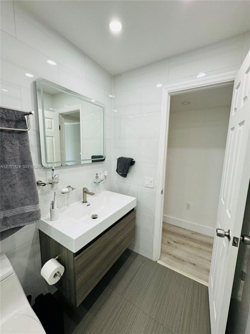 1555 W 44th Pl , Unit 214D, Hialeah, FL 33012 Photo