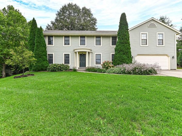 W294S2960 Wills Barry Ct, Genesee, WI 53188