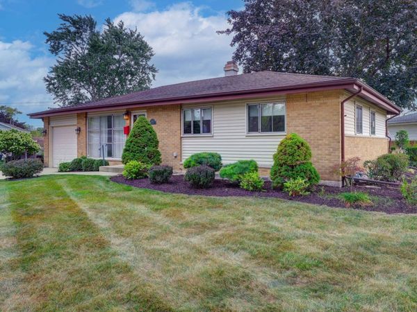 385 Pleasant Street , Hoffman Estates, IL 60169