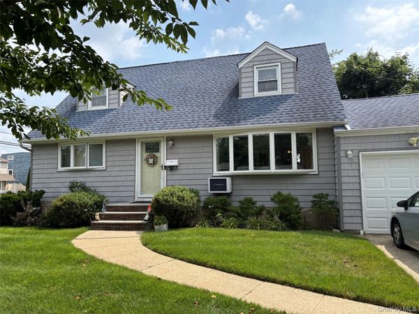 8 N Summit Drive , Massapequa, NY 11758