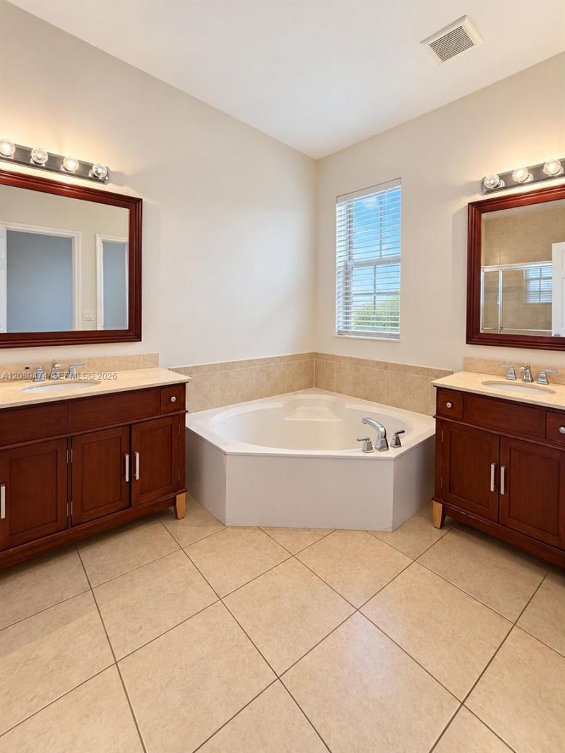 7439 NW 107th Path, Doral, FL 33178 Photo