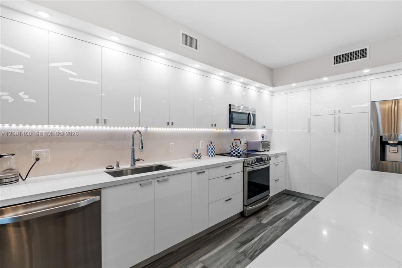 17555 Atlantic Blvd , Unit UPH3, Sunny Isles Beach, FL 33160 Photo