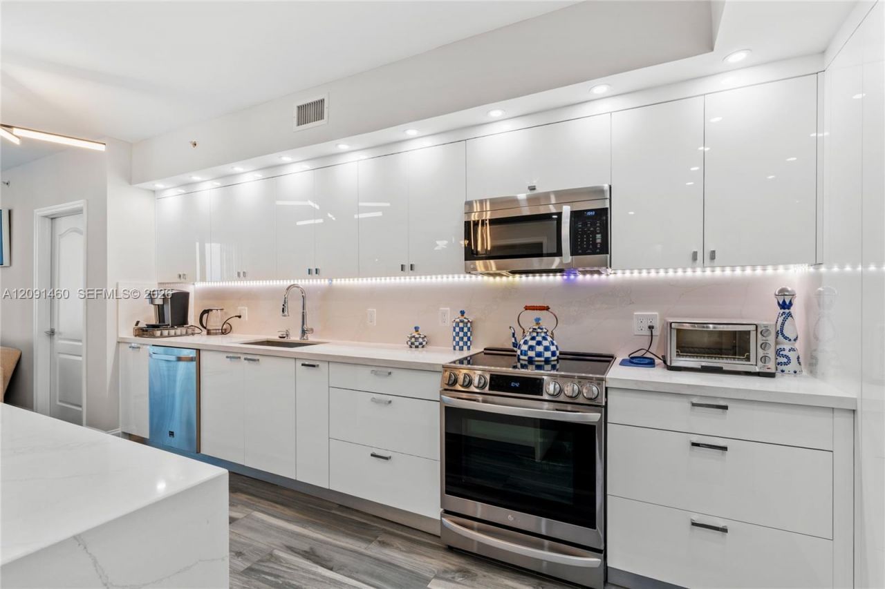 17555 Atlantic Blvd , Unit UPH3, Sunny Isles Beach, FL 33160 Photo