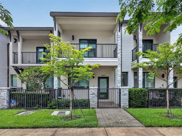 4540 NW 83rd Path , Doral, FL 33166