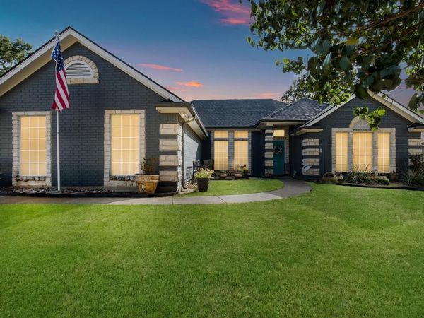 102 Oakwood Place, Joshua, TX 76058