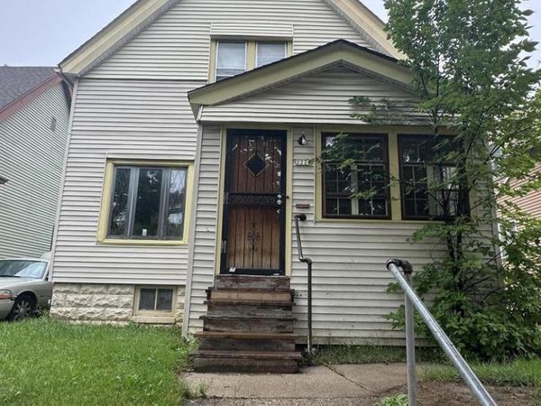 2222 W Finn PLACE, Milwaukee, WI 53206