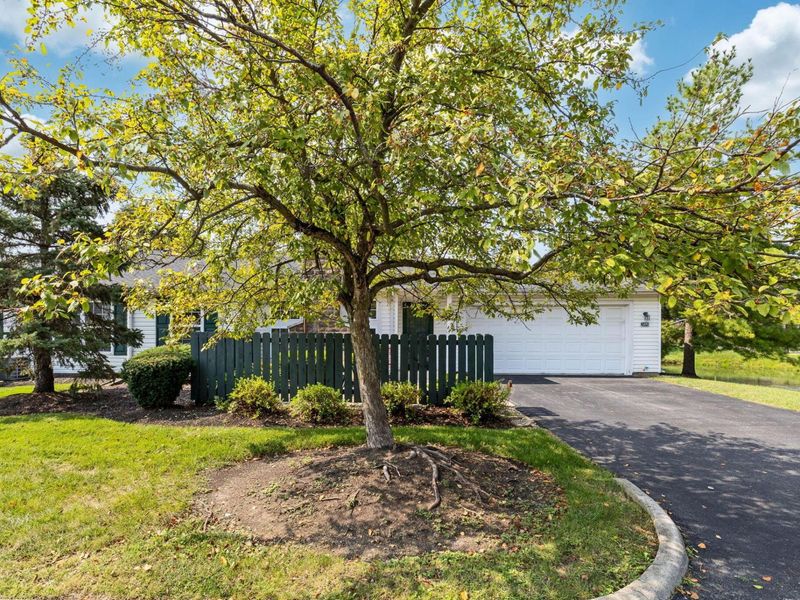 2499 Crystal Springs Drive, Hilliard, OH 43026 Photo 2