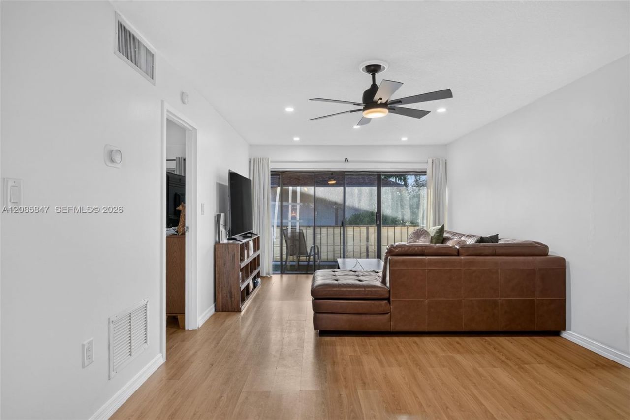 5767 Washington St, Unit F22, Hollywood, FL 33023 Photo