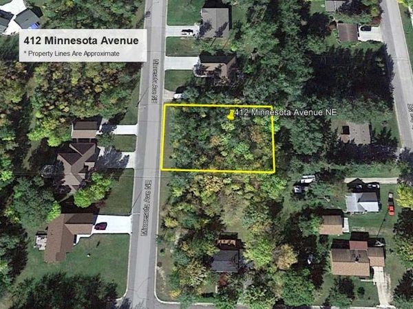 412 Minnesota Avenue NE, Warroad, MN 56763