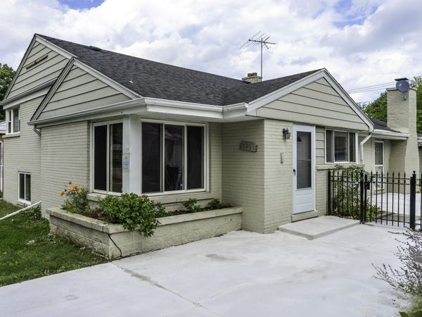 7261 N East Prairie Road , Lincolnwood, IL 60712