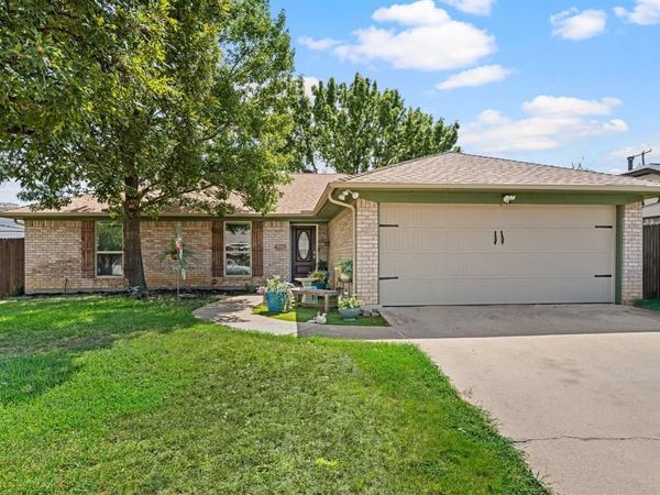 425 Glenwood Terrace , Hurst, TX 76053