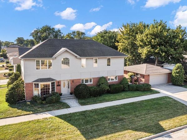 8000 W Lake Street , Niles, IL 60714