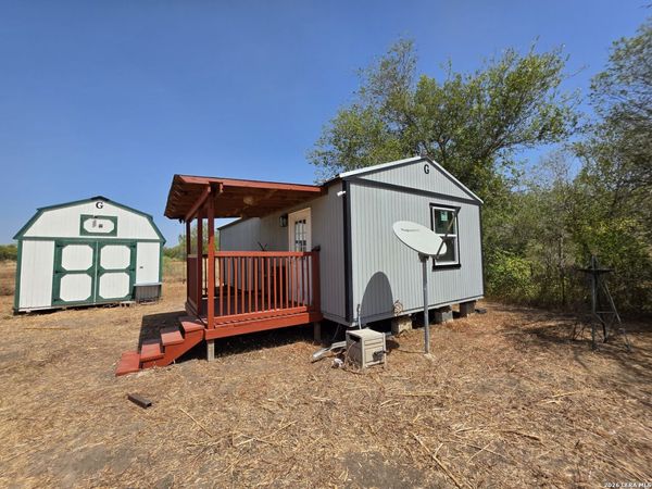 138 County Road 664, Devine, TX 78016